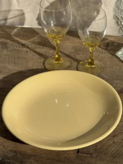 Lot de 2 grandes assiettes jaunes sans marque D25,5