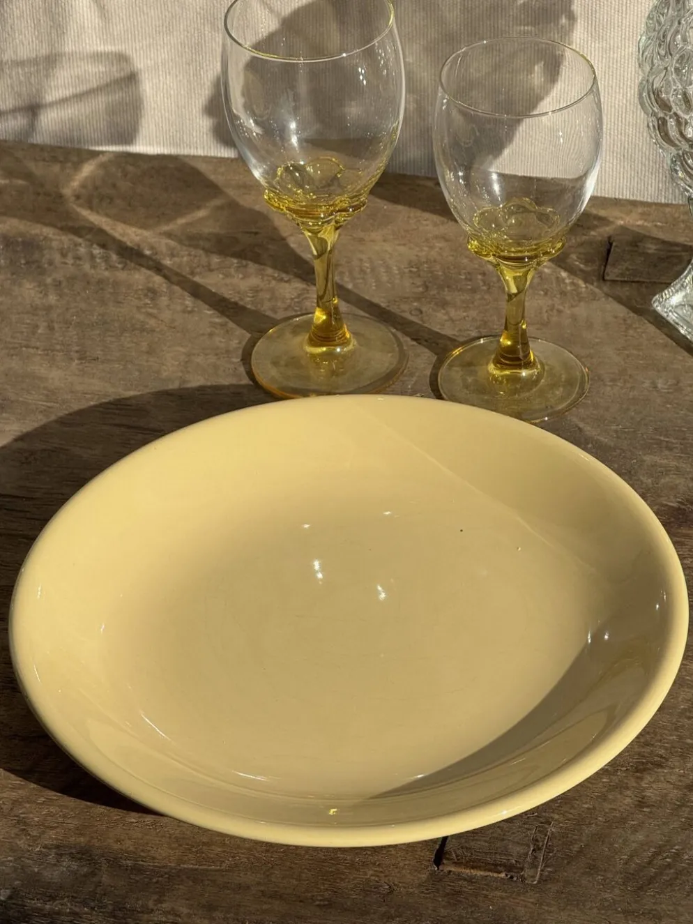 Lot de 2 grandes assiettes jaunes sans marque D25,5