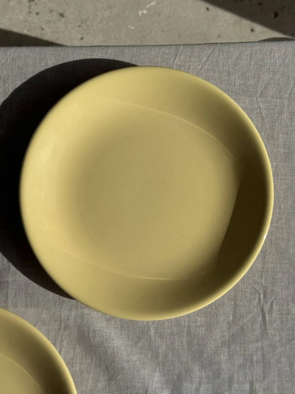 Lot de 2 grandes assiettes jaunes sans marque D25,5