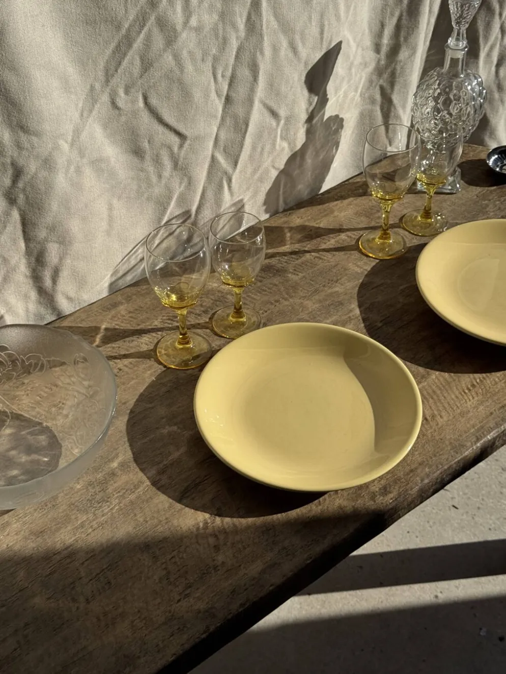 Lot de 2 grandes assiettes jaunes sans marque D25,5