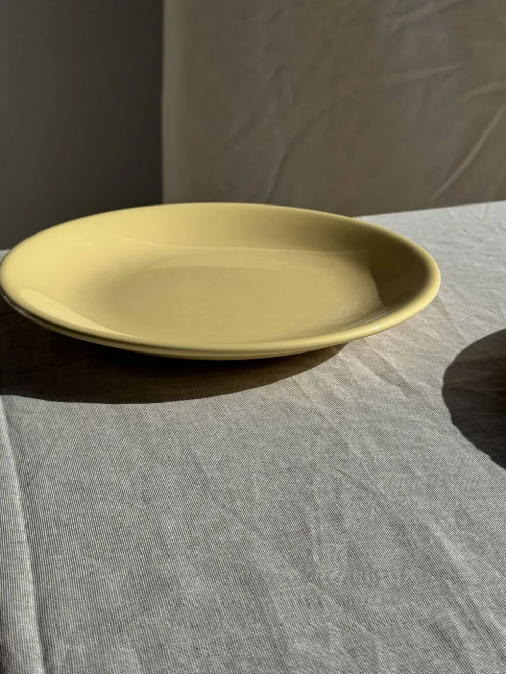 Lot de 2 grandes assiettes jaunes sans marque D25,5
