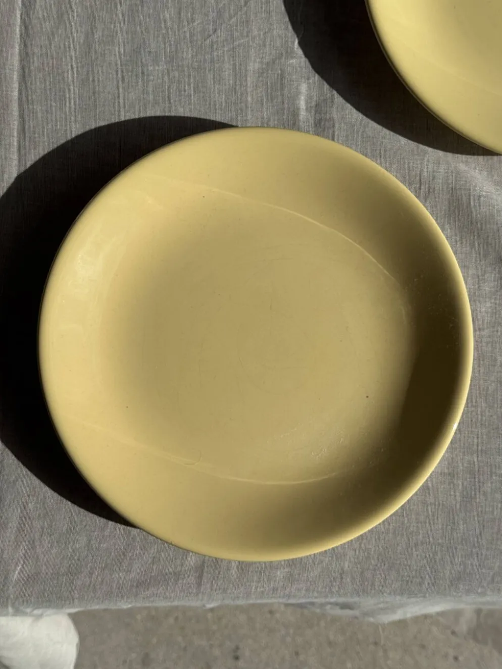 Lot de 2 grandes assiettes jaunes sans marque D25,5
