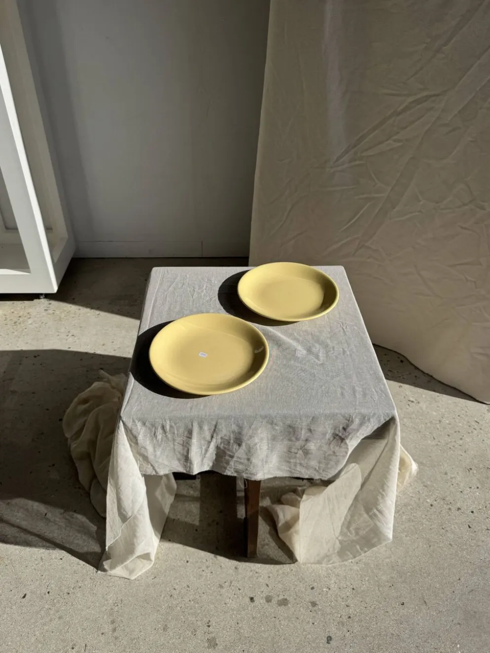Lot de 2 grandes assiettes jaunes sans marque D25,5