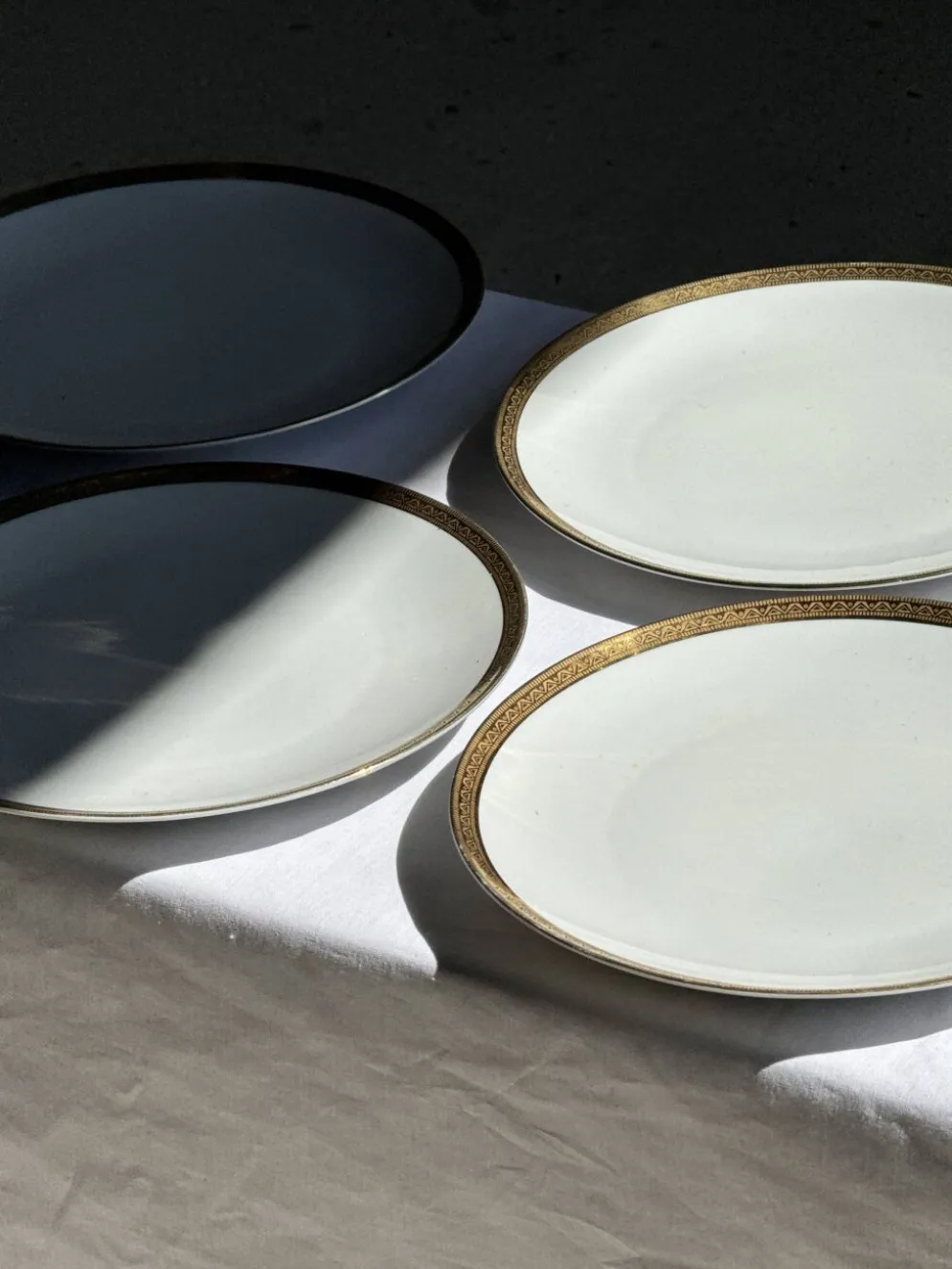 Lot de 6 grandes assiettes vintage en porcelaine blanche à frise dorée D24