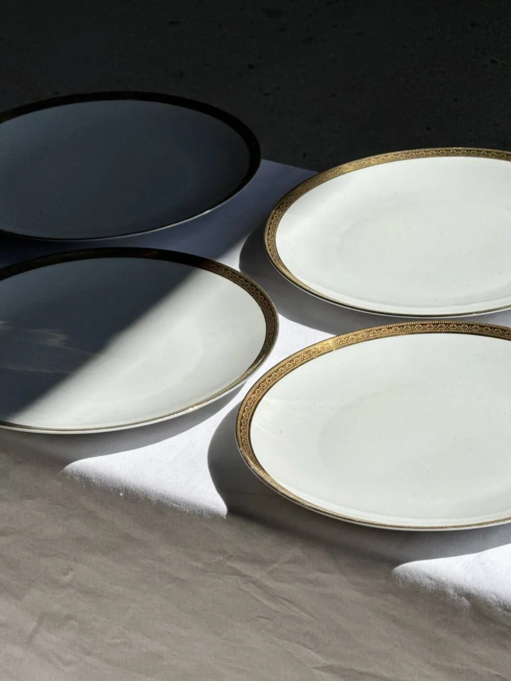 Lot de 6 grandes assiettes vintage en porcelaine blanche à frise dorée D24