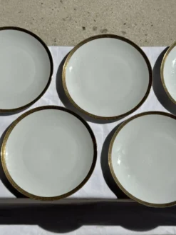 Lot de 6 grandes assiettes vintage en porcelaine blanche à frise dorée D24