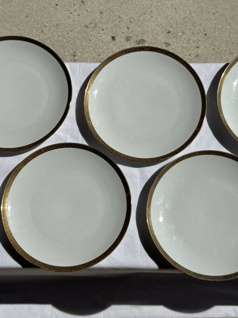 Lot de 6 grandes assiettes vintage en porcelaine blanche à frise dorée D24