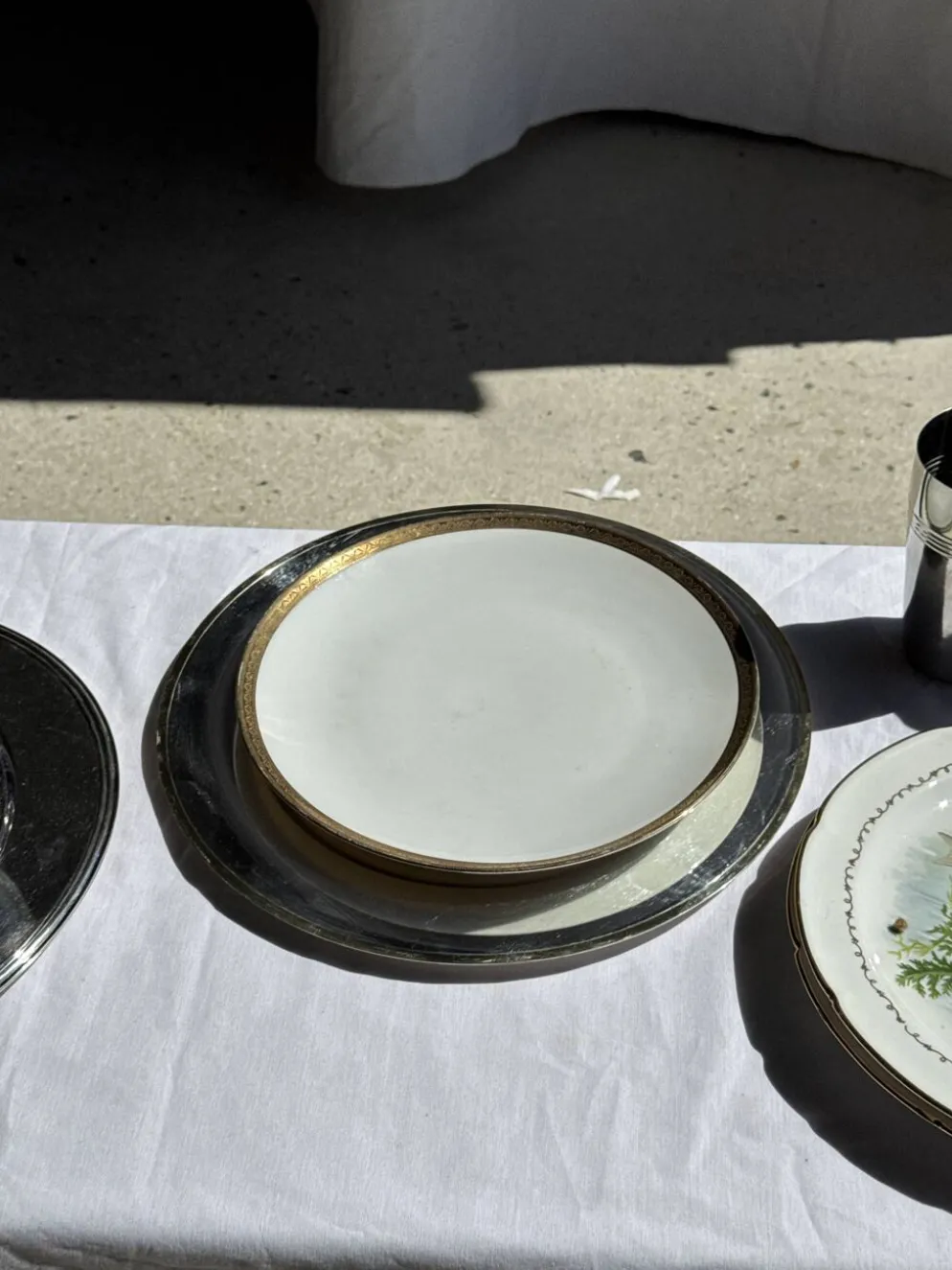 Lot de 6 grandes assiettes vintage en porcelaine blanche à frise dorée D24