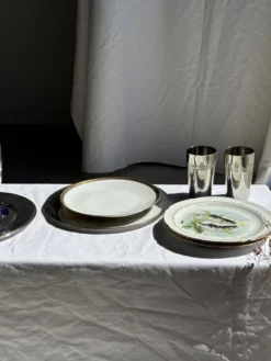 Lot de 6 grandes assiettes vintage en porcelaine blanche à frise dorée D24