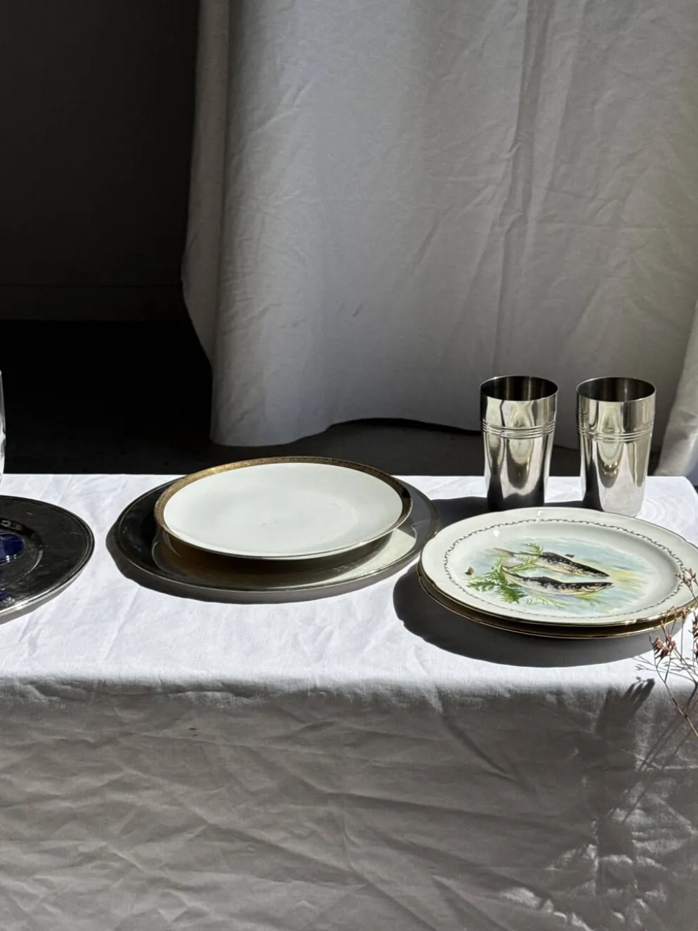Lot de 6 grandes assiettes vintage en porcelaine blanche à frise dorée D24