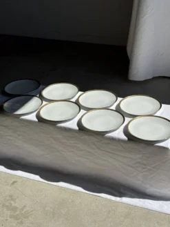 Lot de 6 grandes assiettes vintage en porcelaine blanche à frise dorée D24