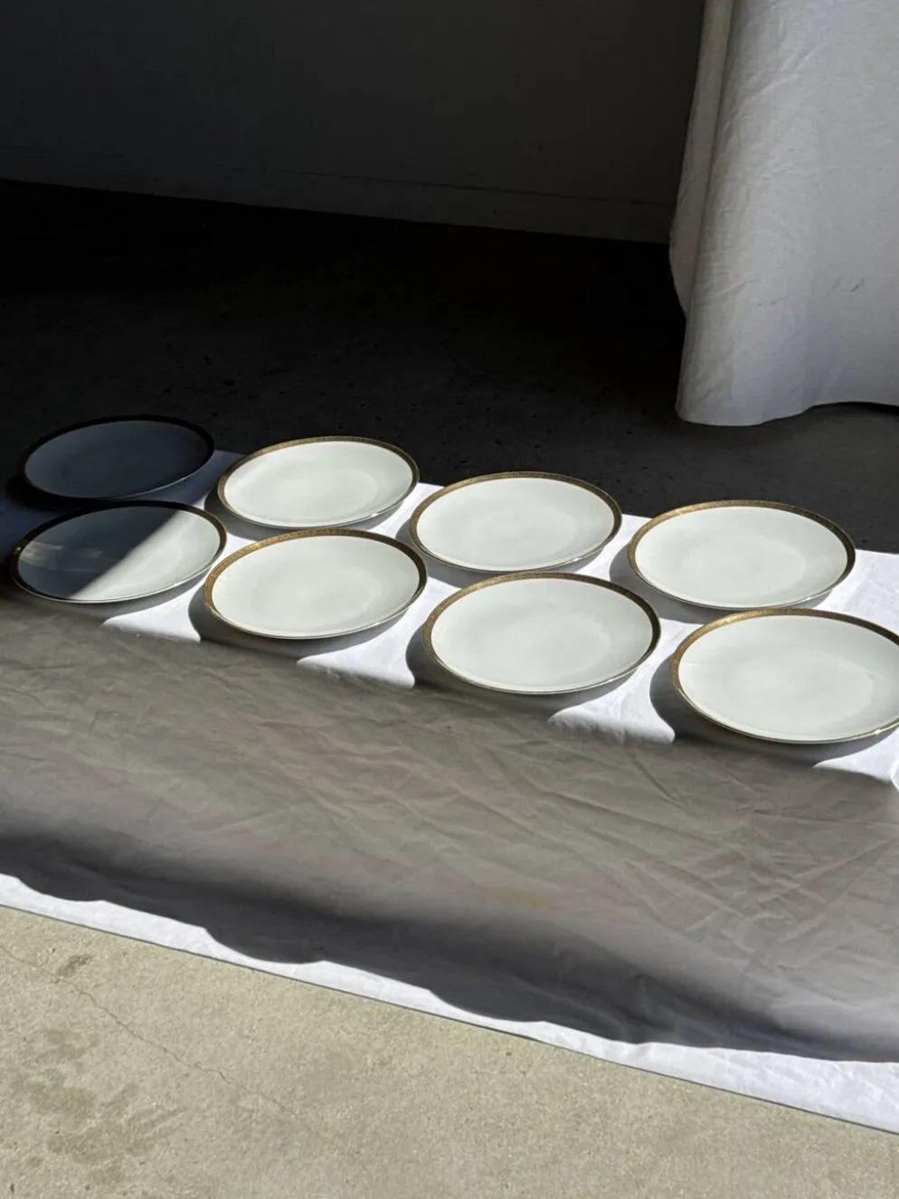Lot de 6 grandes assiettes vintage en porcelaine blanche à frise dorée D24