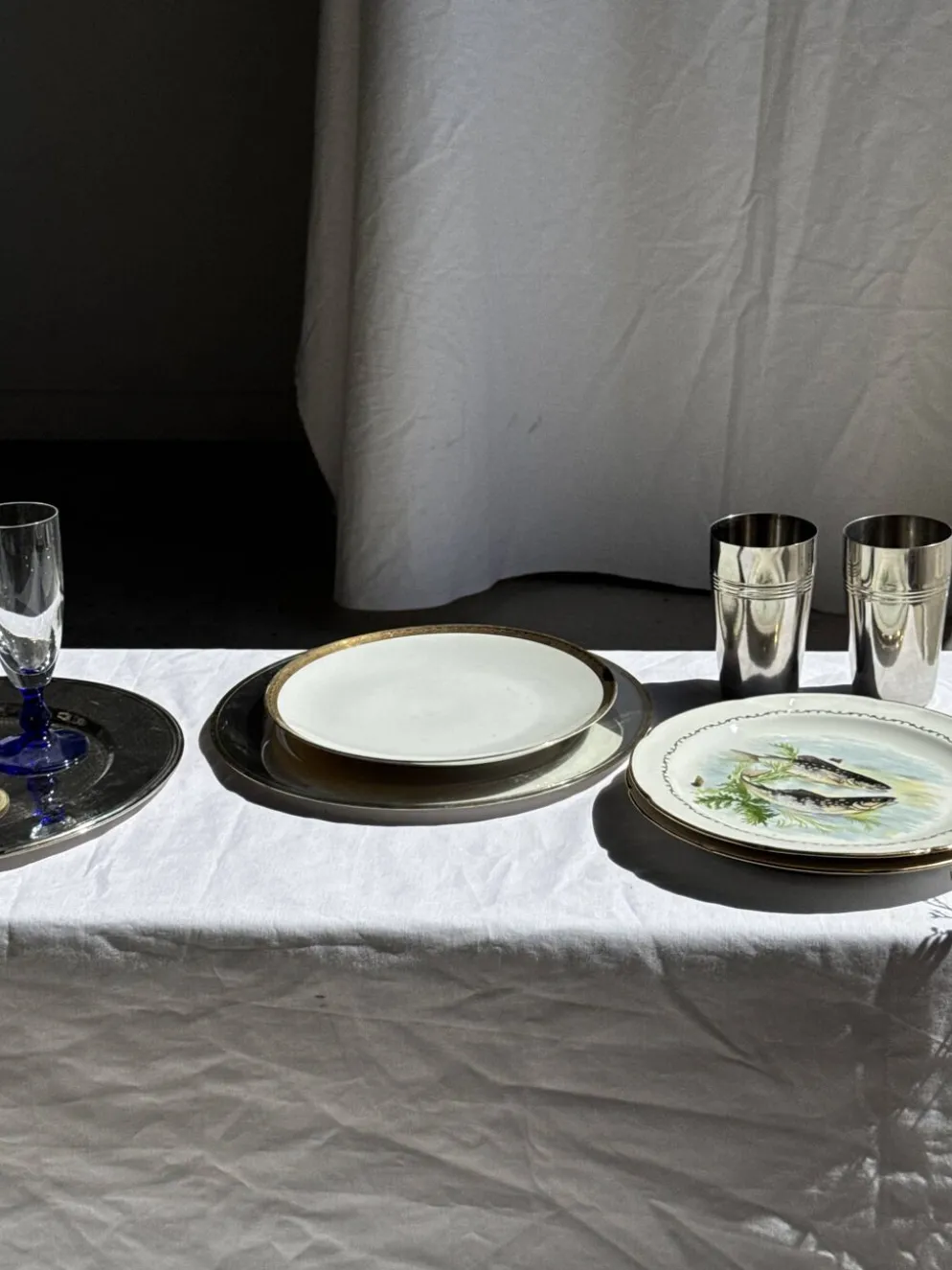 Lot de 6 grandes assiettes vintage en porcelaine blanche à frise dorée D24