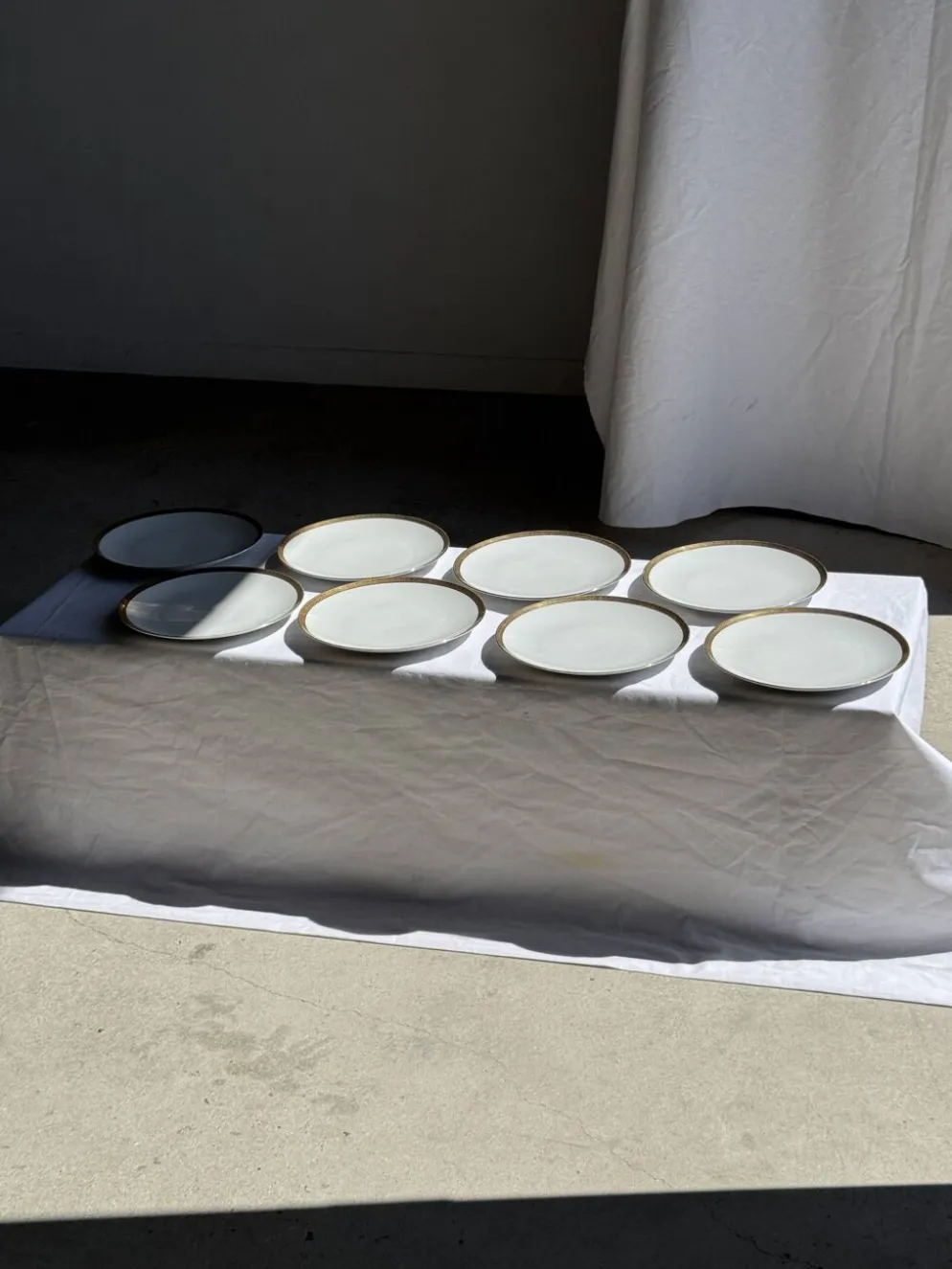 Lot de 6 grandes assiettes vintage en porcelaine blanche à frise dorée D24
