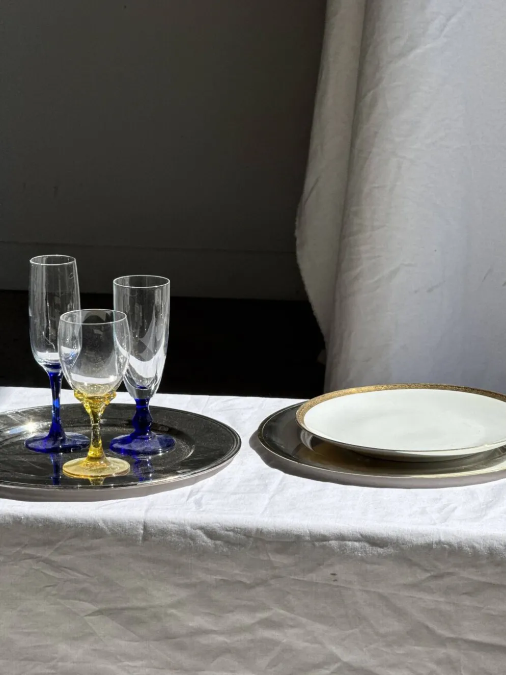 Lot de 6 grandes assiettes vintage en porcelaine blanche à frise dorée D24