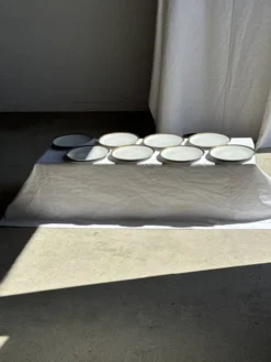 Lot de 6 grandes assiettes vintage en porcelaine blanche à frise dorée D24