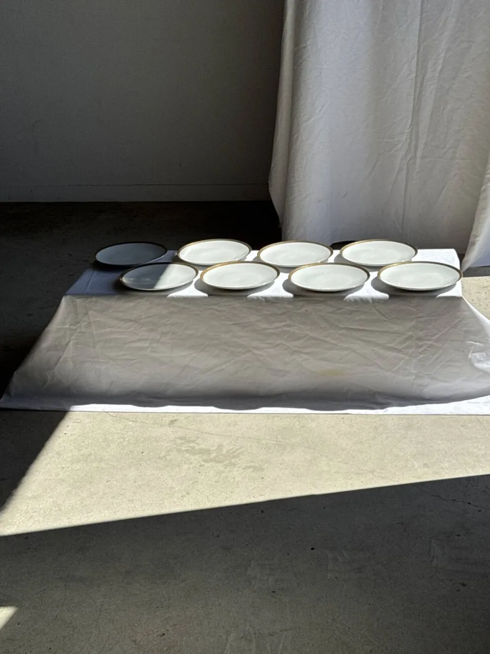 Lot de 6 grandes assiettes vintage en porcelaine blanche à frise dorée D24