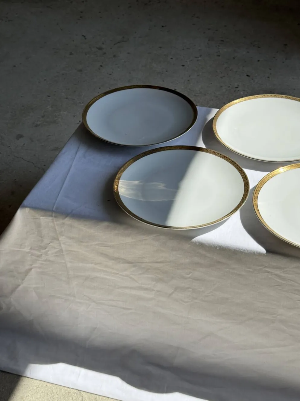 Lot de 6 grandes assiettes vintage en porcelaine blanche à frise dorée D24