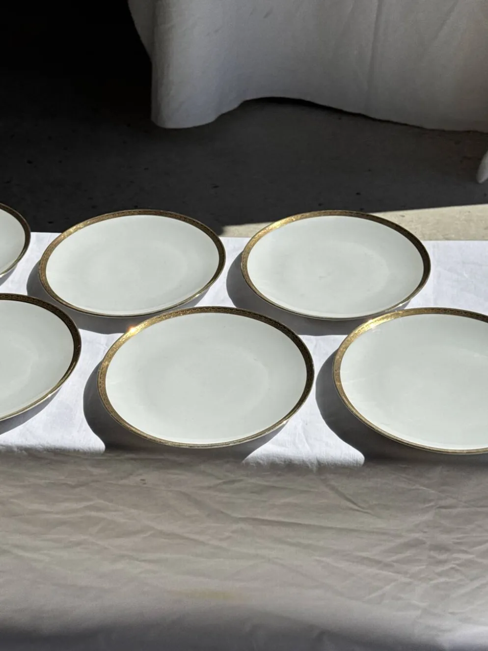 Lot de 6 grandes assiettes vintage en porcelaine blanche à frise dorée D24