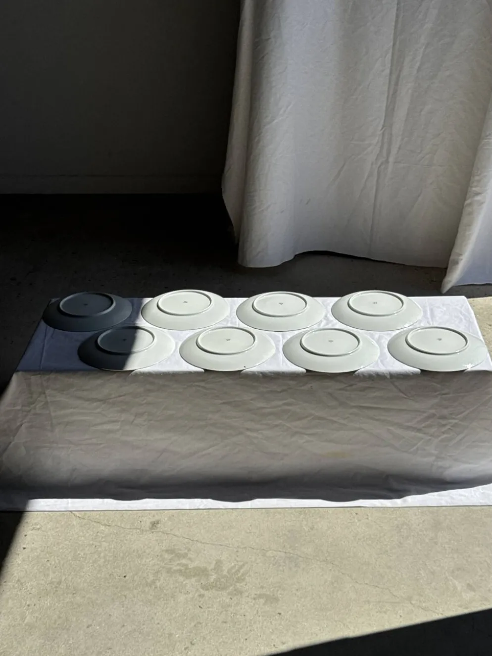 Lot de 6 grandes assiettes vintage en porcelaine blanche à frise dorée D24