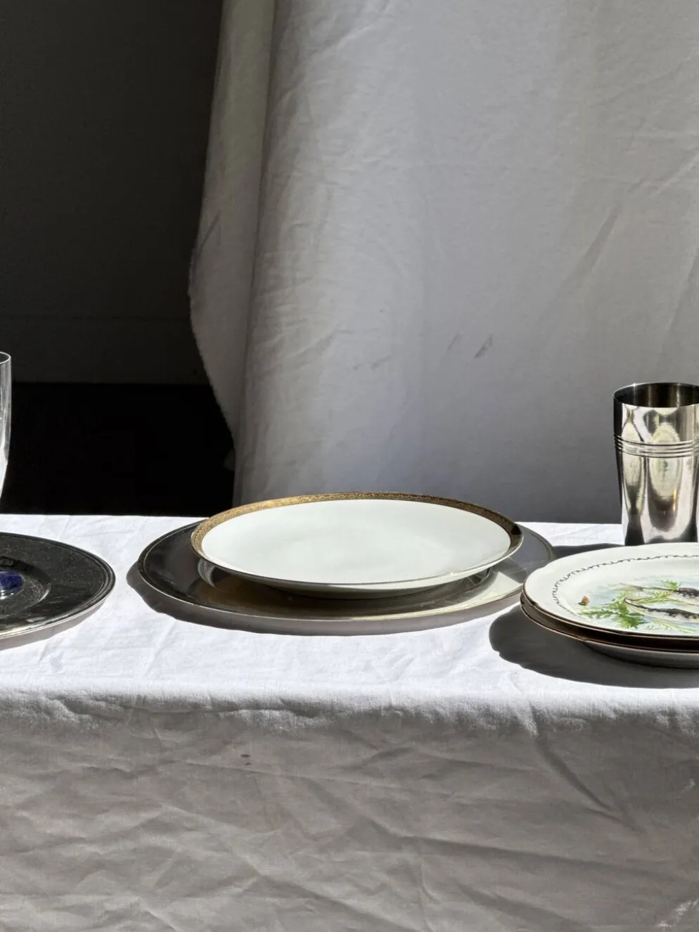 Lot de 6 grandes assiettes vintage en porcelaine blanche à frise dorée D24
