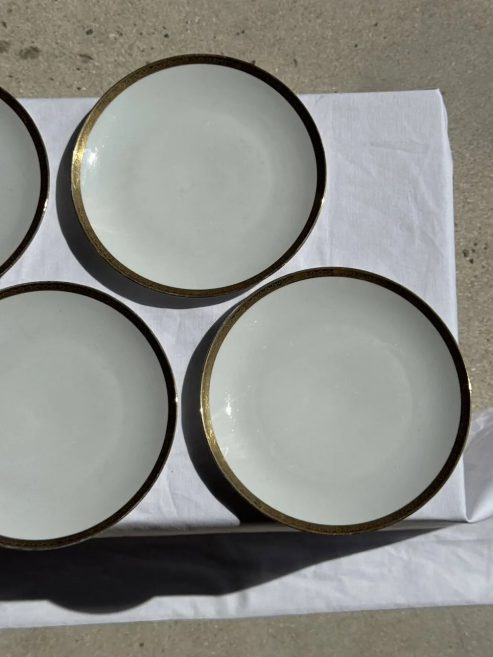 Lot de 6 grandes assiettes vintage en porcelaine blanche à frise dorée D24