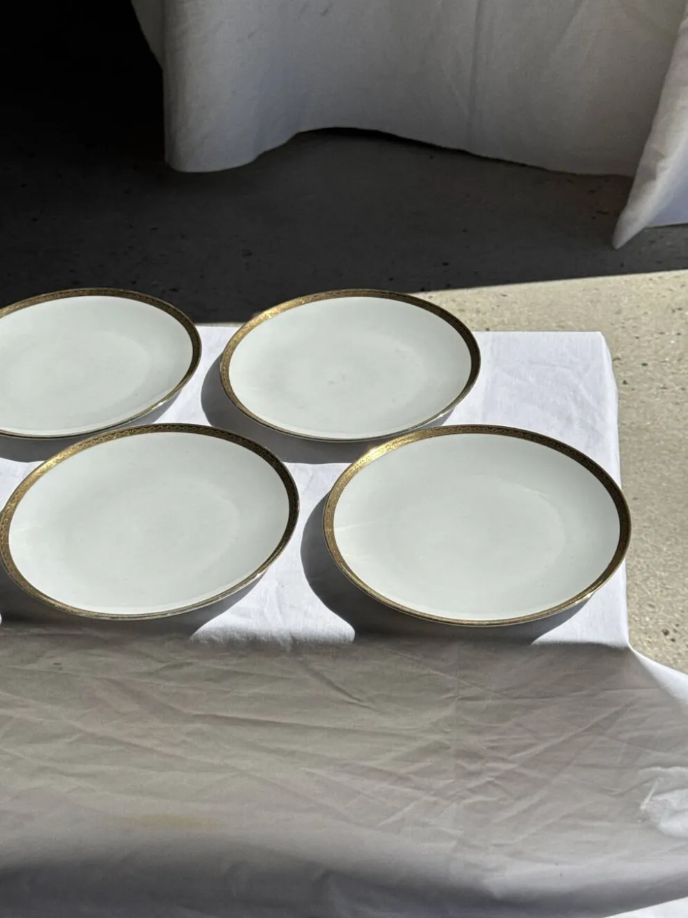 Lot de 6 grandes assiettes vintage en porcelaine blanche à frise dorée D24