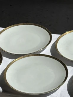 Lot de 6 grandes assiettes vintage en porcelaine blanche à frise dorée D24