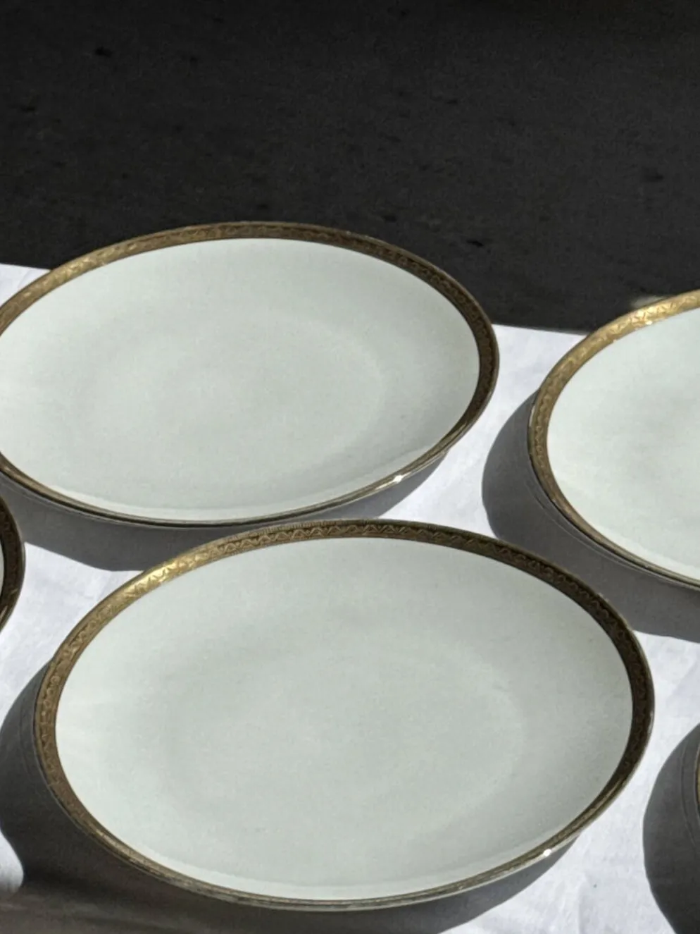 Lot de 6 grandes assiettes vintage en porcelaine blanche à frise dorée D24