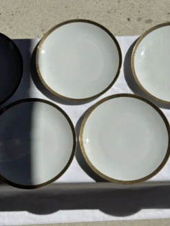 Lot de 6 grandes assiettes vintage en porcelaine blanche à frise dorée D24