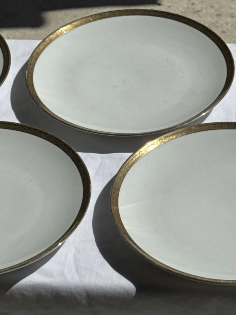 Lot de 6 grandes assiettes vintage en porcelaine blanche à frise dorée D24