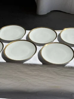 Lot de 6 grandes assiettes vintage en porcelaine blanche à frise dorée D24