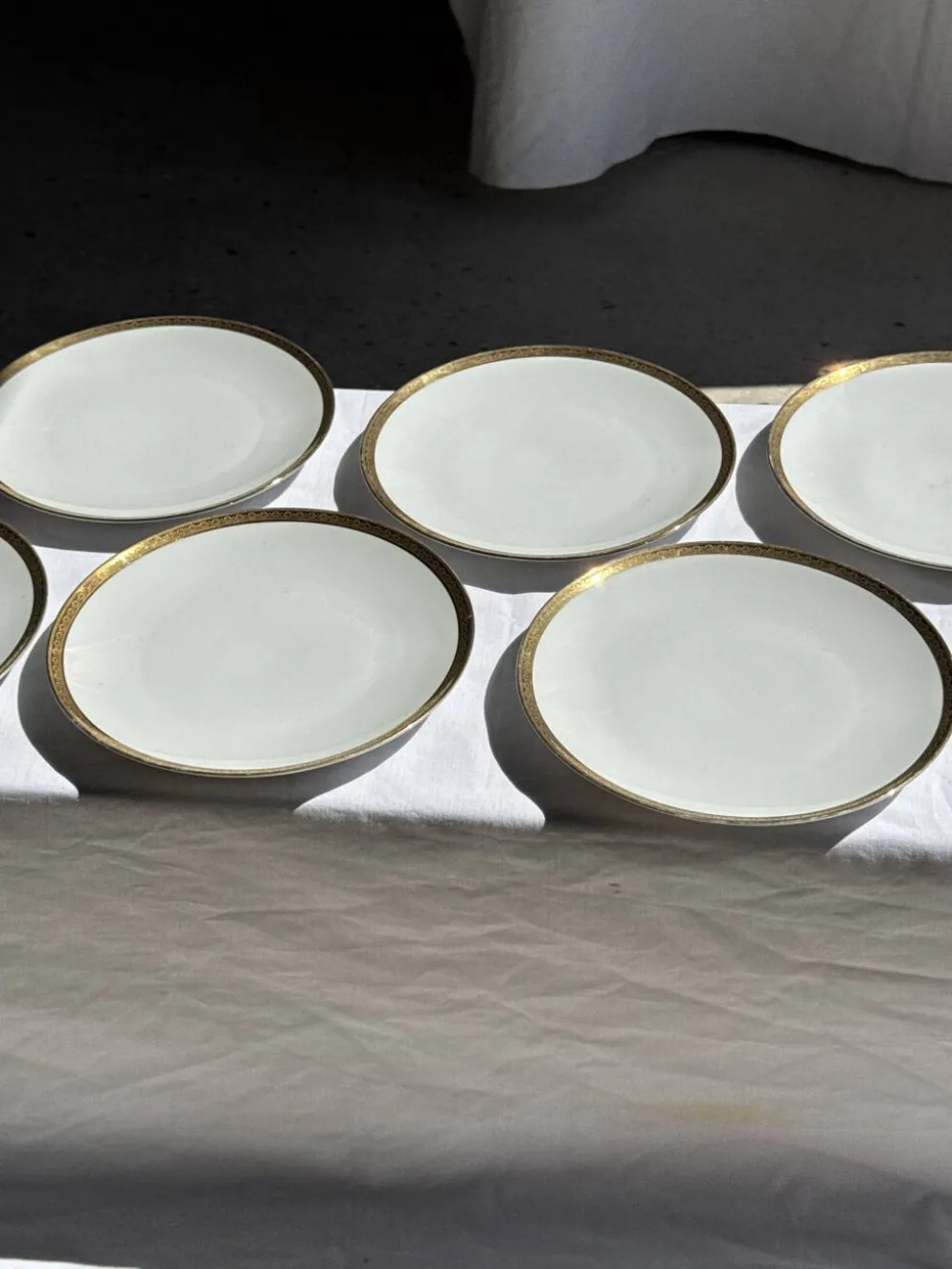 Lot de 6 grandes assiettes vintage en porcelaine blanche à frise dorée D24