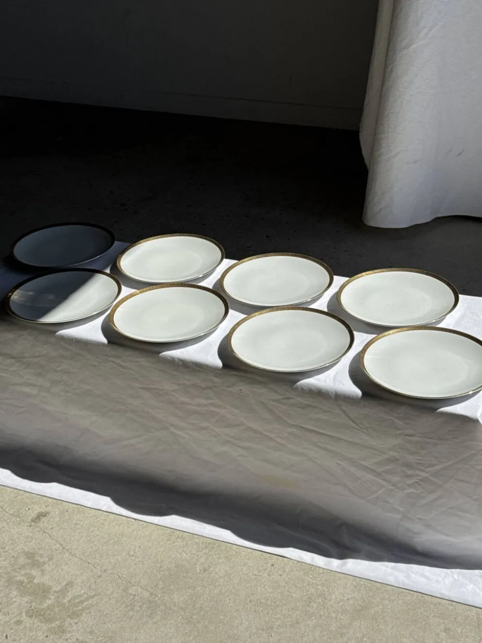 Lot de 6 grandes assiettes vintage en porcelaine blanche à frise dorée D24