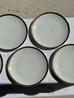 Lot de 6 grandes assiettes vintage en porcelaine blanche à frise dorée D24