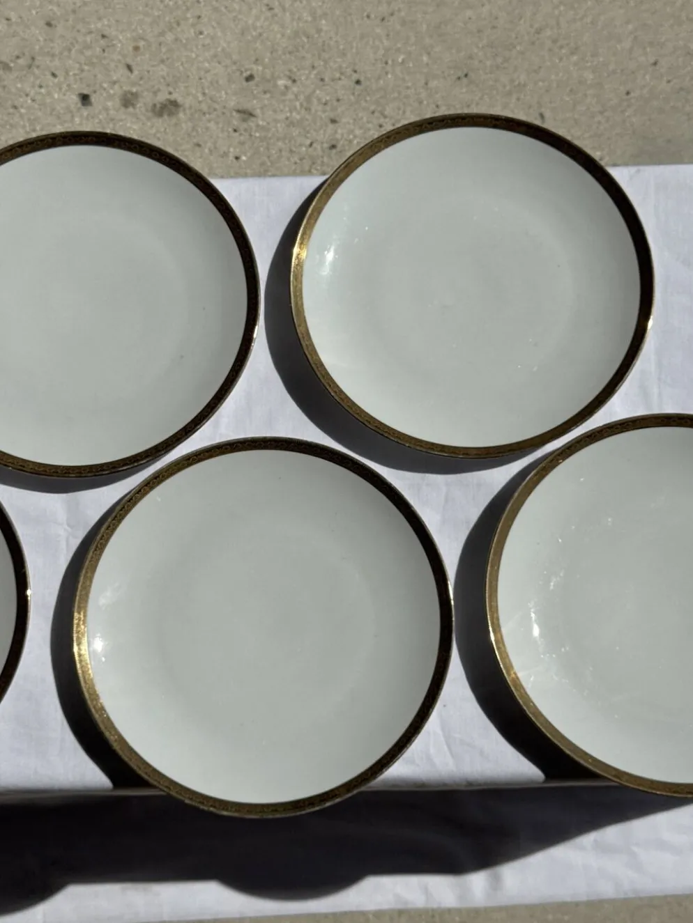 Lot de 6 grandes assiettes vintage en porcelaine blanche à frise dorée D24