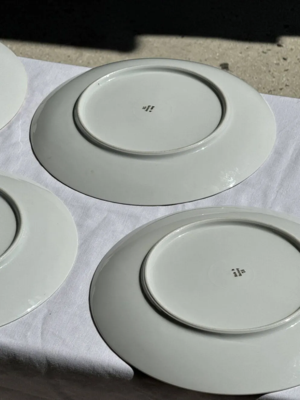 Lot de 6 grandes assiettes vintage en porcelaine blanche à frise dorée D24