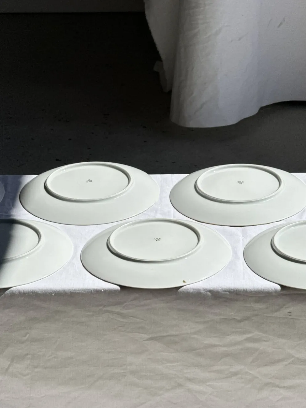 Lot de 6 grandes assiettes vintage en porcelaine blanche à frise dorée D24