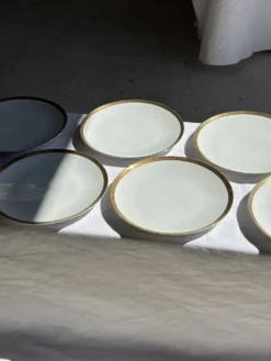 Lot de 6 grandes assiettes vintage en porcelaine blanche à frise dorée D24