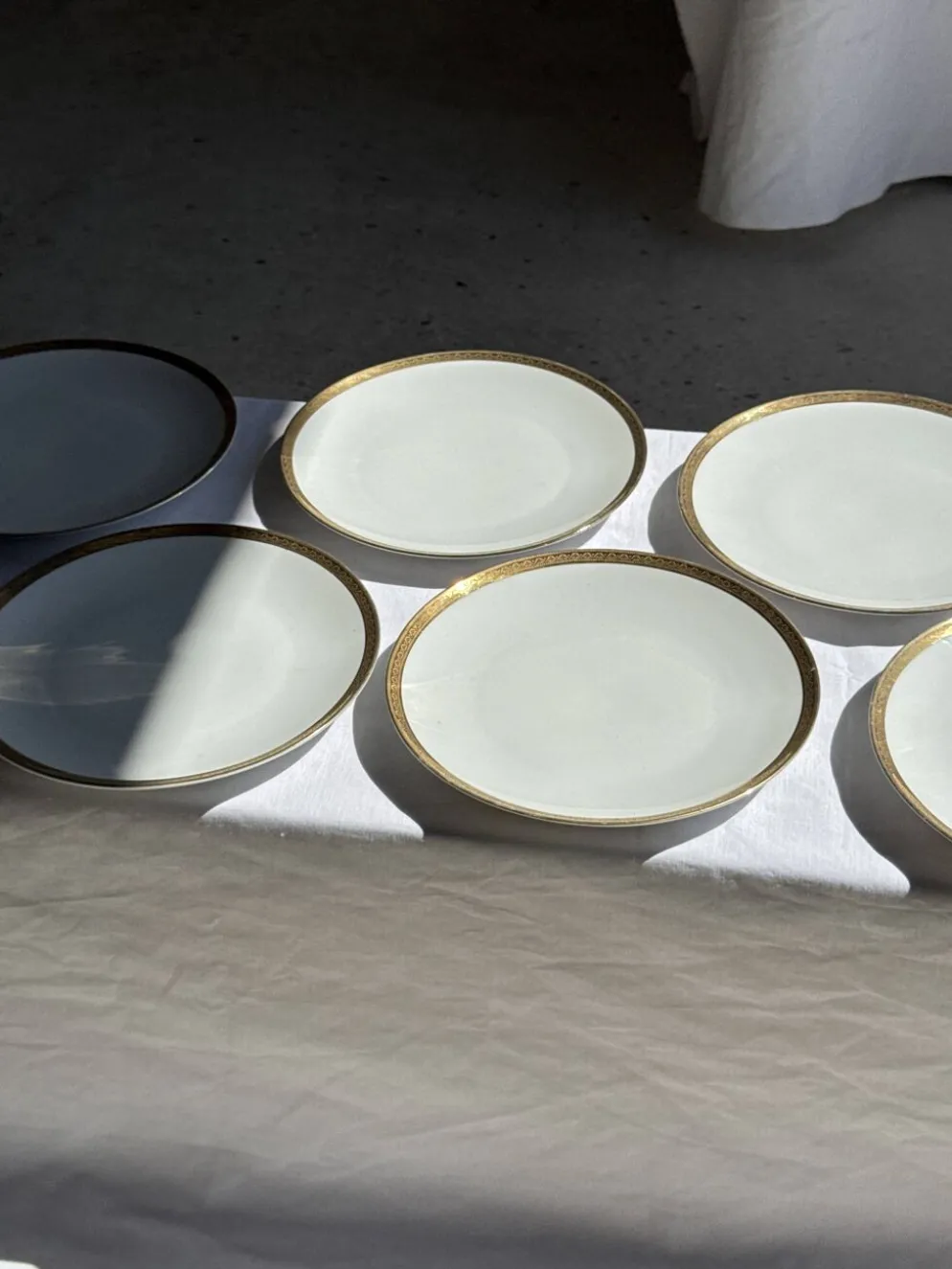 Lot de 6 grandes assiettes vintage en porcelaine blanche à frise dorée D24