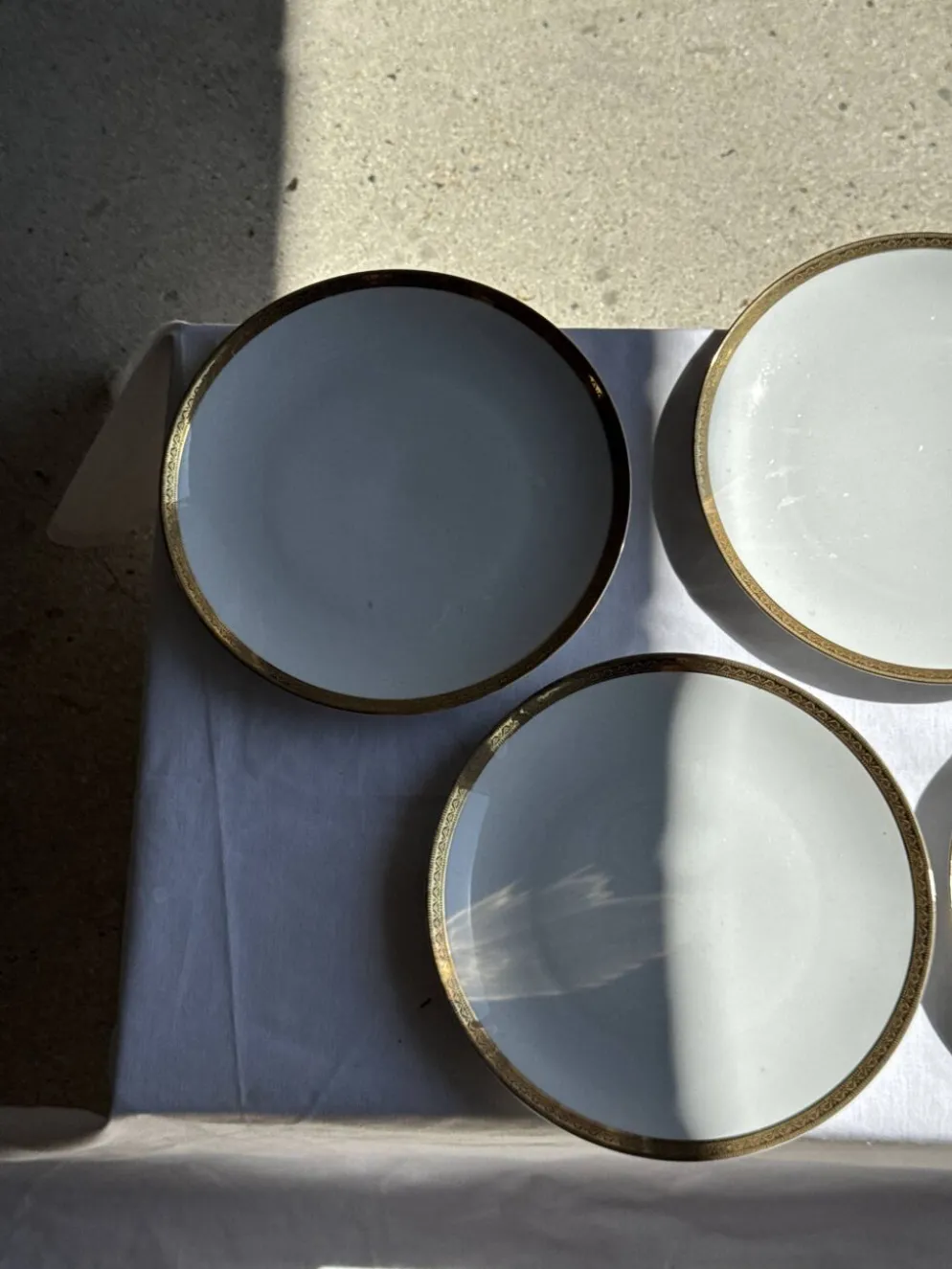 Lot de 6 grandes assiettes vintage en porcelaine blanche à frise dorée D24