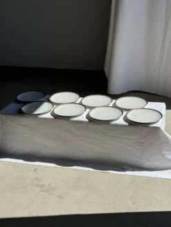 Lot de 6 grandes assiettes vintage en porcelaine blanche à frise dorée D24