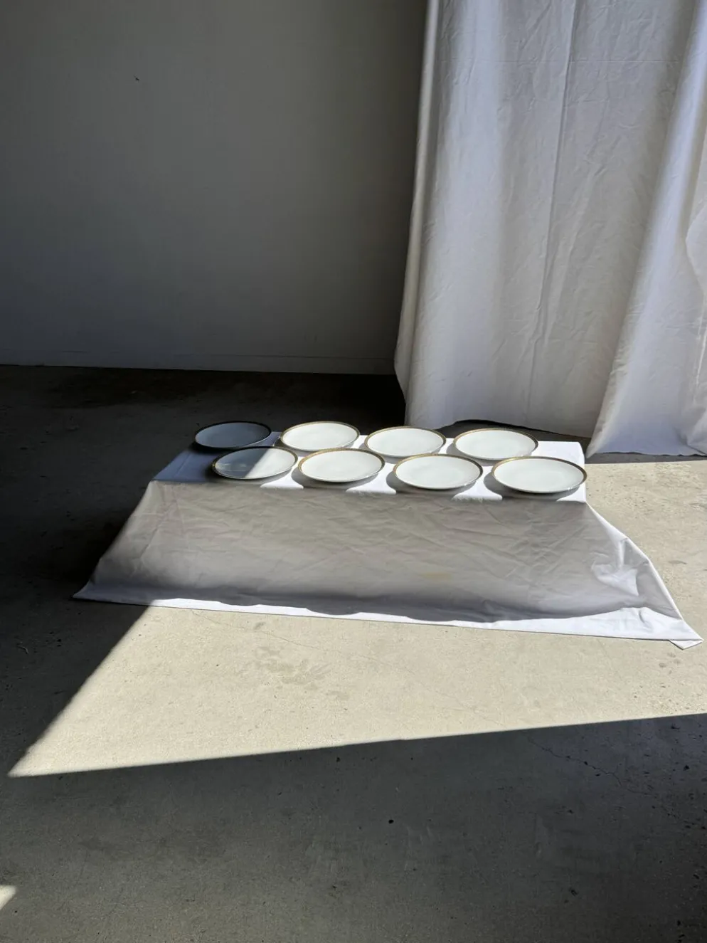 Lot de 6 grandes assiettes vintage en porcelaine blanche à frise dorée D24
