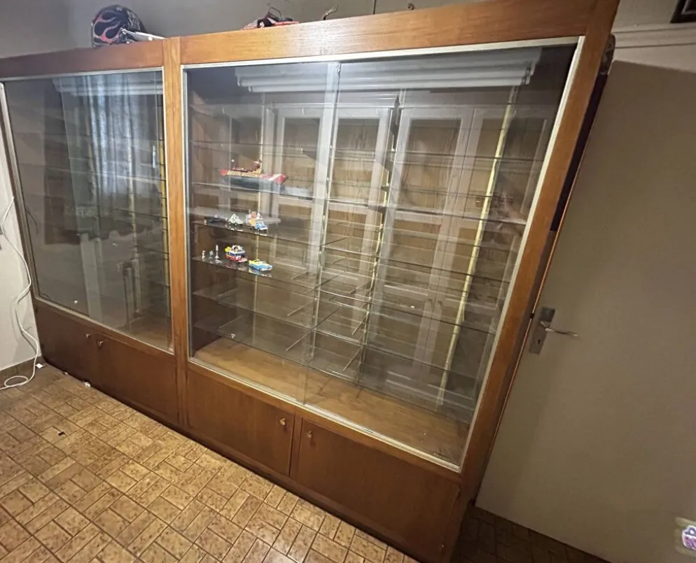 Lot de 2 grandes vitrines vintage en bois et verre – éclairage intégré