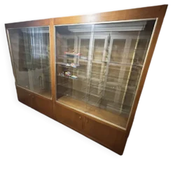 Lot de 2 grandes vitrines vintage en bois et verre – éclairage intégré