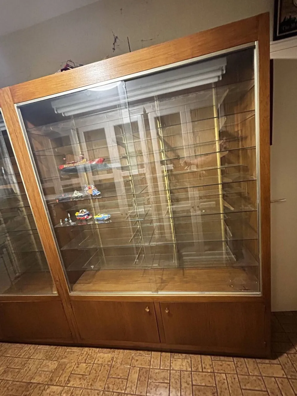 Lot de 2 grandes vitrines vintage en bois et verre – éclairage intégré