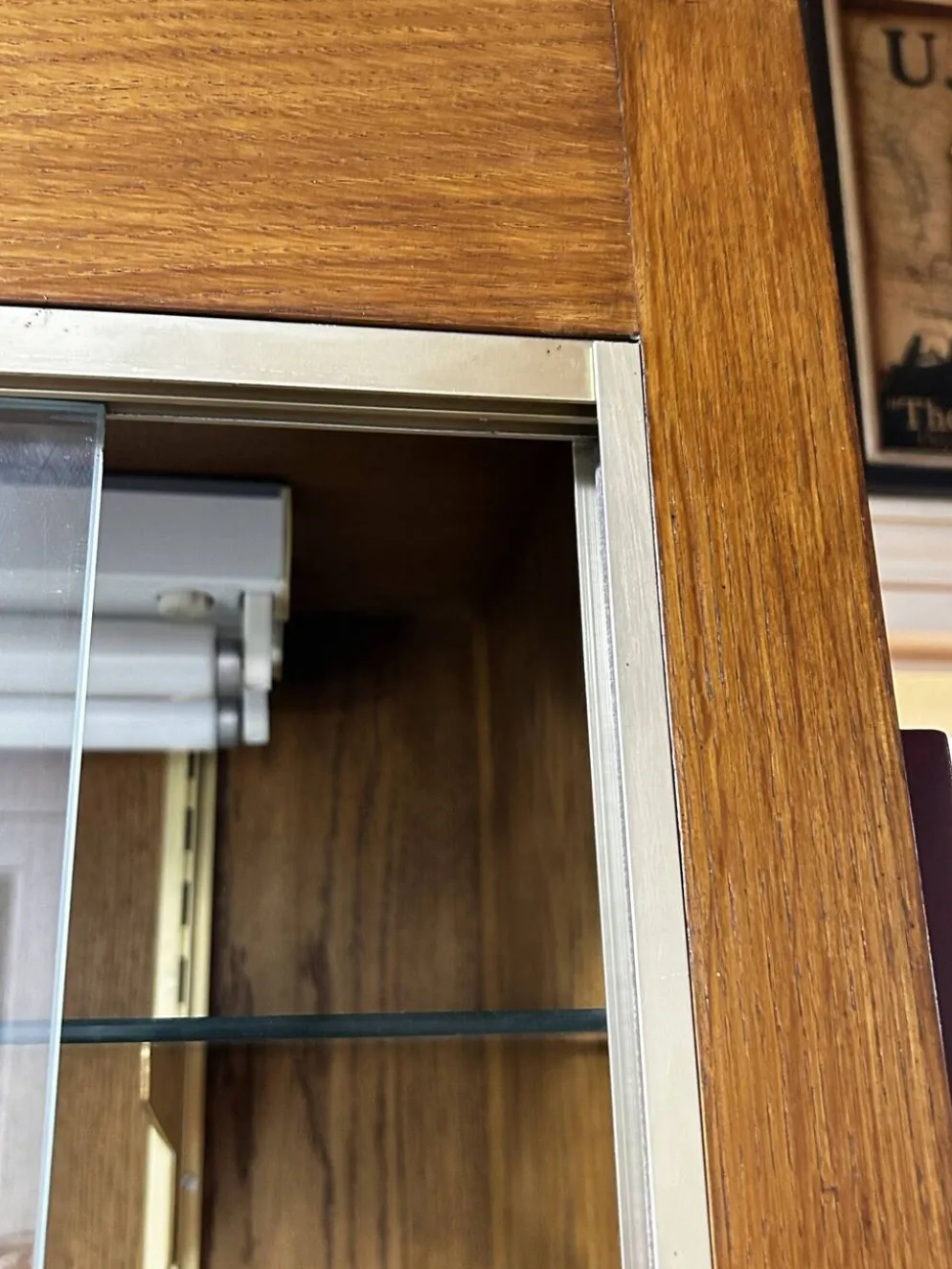Lot de 2 grandes vitrines vintage en bois et verre – éclairage intégré
