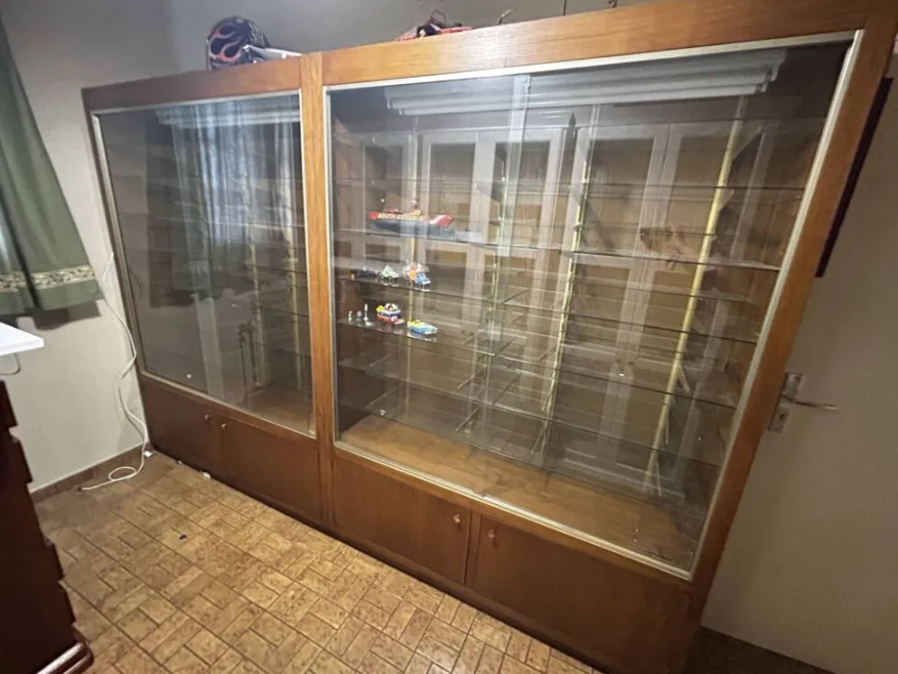 Lot de 2 grandes vitrines vintage en bois et verre – éclairage intégré