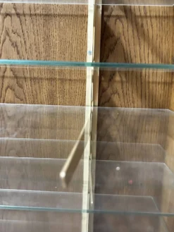 Lot de 2 grandes vitrines vintage en bois et verre – éclairage intégré