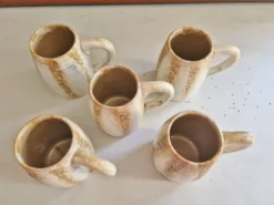 Lot de 5 mugs ou chopes vintage en grés de rambervillers signés alphonse cytere